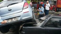 Otomobiliyle park halindeki otomobilin üzerine uçtu
