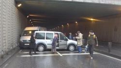 Sultangazi'de yola yağ döküldü: 15 araç hasar gördü