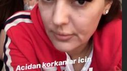 Demet Akalın kalçasını kaldırttı
