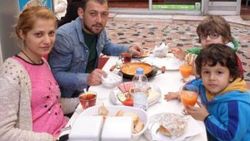 Karayolu kenarında yürüyen adama araba çarptı