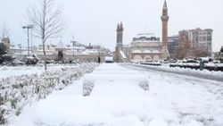 Sivas'ta karla mücadele başladı