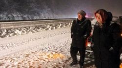 Zonguldak'ta kar araçları yolda bıraktı