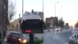 Kayan otobüsün altında kalmaktan son anda kurtuldu