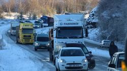 Yollar buz tuttu: Araçlar yolda kaldı