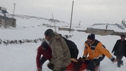 Ağrı’da mahsur kalan hastaya askeri helikopter yetişti