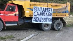 Kamyon kasasında eşinden özür diledi