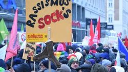 Avusturya’da 50 bin kişi hükümeti protesto etti