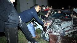 Vatandaşlar araçta sıkışan sürücü için seferber oldu