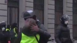 Sarı yelekli gösterici polisin arkadaşı çıktı