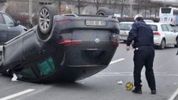 Ankara'da kontrolünü yitiren sürücü bariyerlere çarptı