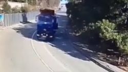 Kırım'da freni tutmayan kamyon su parkı üzerine uçtu