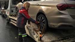 İstanbul'da yolda kalan araçları bir kadın kurtarıyor