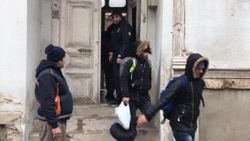 Isınmak için ateş yakan kaçaklar yakalandı