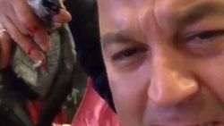 Yarışmacı Murat Özdemir papağana işkence yaptı
