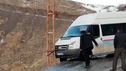 Öğrenci servisi elektrik direğine çarparak durdu