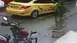 Engelli yayayı karşıya geçiren taksici