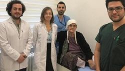 74 yaşındaki kadına bacak kemiğinden çene kemiği yapıldı