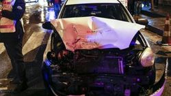 Minibüs otomobil ile park halindeki araçlara çarptı
