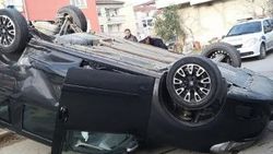 Sürücü çarpışmanın şiddetiyle yayaya ve ağaca çarptı