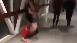 Öpüşen çifti kıskandı, düşürdü
