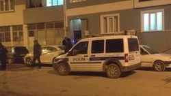 Eşinin ve 5 aylık bebeğinin boğazını kesti