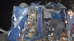 Hurdaya dönen araçtan sağ kurtuldular