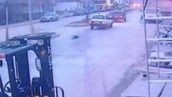 Otomobilin arkasına bağlanan köpek, yolda sürüklendi