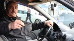 Taksici aracında unutulan altınları polise götürdü