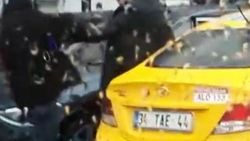 Taksici ve müşteri arasında 'kısa mesafe' tartışması