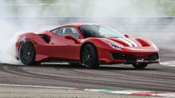 Yılın spor otomobili Ferrari seçildi