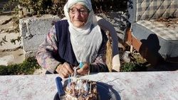 102 yaşında ilk kez doğum gününü kutladı