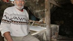Tarihi değirmenini 78 yaşında tek başına işletiyor
