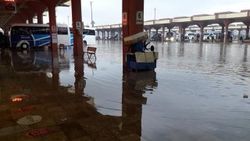 Adana'da otogarı su bastı