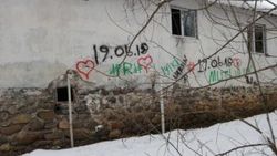 Hırsızlar, duvara yazdıkları yazıdan yakalandı
