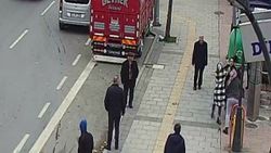 Sokak ortasında birbirine giren kadınları polis ayırdı