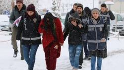 Yaşlılara yardım bahanesiyle şantaj yapan çete yakalandı