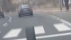 Araçların arasında giden lastik