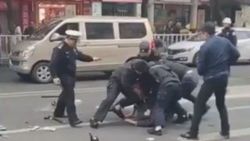 Çin'de bir kişi otobüs kaçırıp kalabalığın arasına daldı