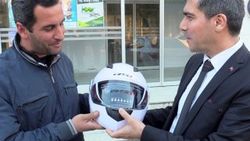 Emniyet kemeri cezası kesilen motosikletli