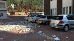 Rüzgar binanın dış cephe kaplamasını parçaladı