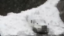 Çığ altında kalan tırı zamanında terk etti
