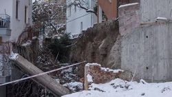Ankara'da apartmanın istinat duvarı yan binaya devrildi