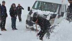 Hakkari’de mahsur kalan 14 öğretmeni zor kurtardılar