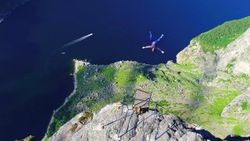 Norveç'te paraşütçülerin inanılmaz atlayışı