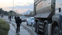 Kum yüklü kamyonun altında kalarak can verdi