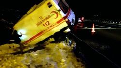 Bolu'da ambulans bariyerlere çarptı: 3 yaralı