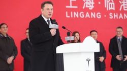 Elon Musk, ABD dışındaki ilk Tesla fabrikasını açtı