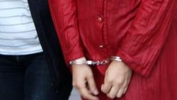 FETÖ'cü kadın deşifre olmamak için mini etek giydi