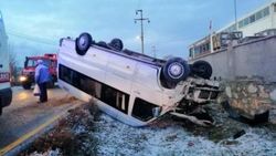 Servis buzlu yolda devrildi: 11 öğrenci yaralı