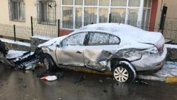 Pendik'te buzlanan yol kazalara yol açtı